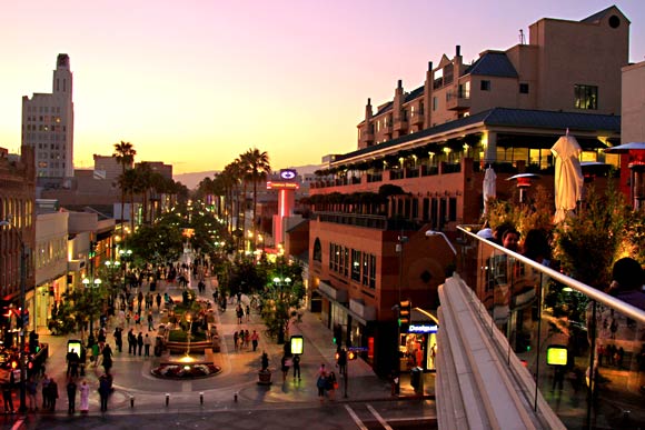 Located just blocks away from the world-famous Santa Monica Pier, our 3rd Street Promenade location is in the heart of Downtown Santa Monica. Spend the day biking, surfing and paddleboarding at the beach 2 blocks down, then come back and enjoy some live entertainment by amazing street performers.